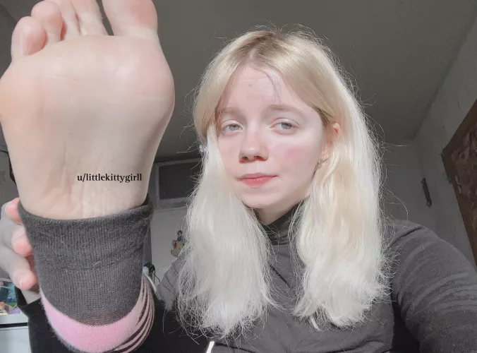 No one warms my feet, I will warm them myself🥺