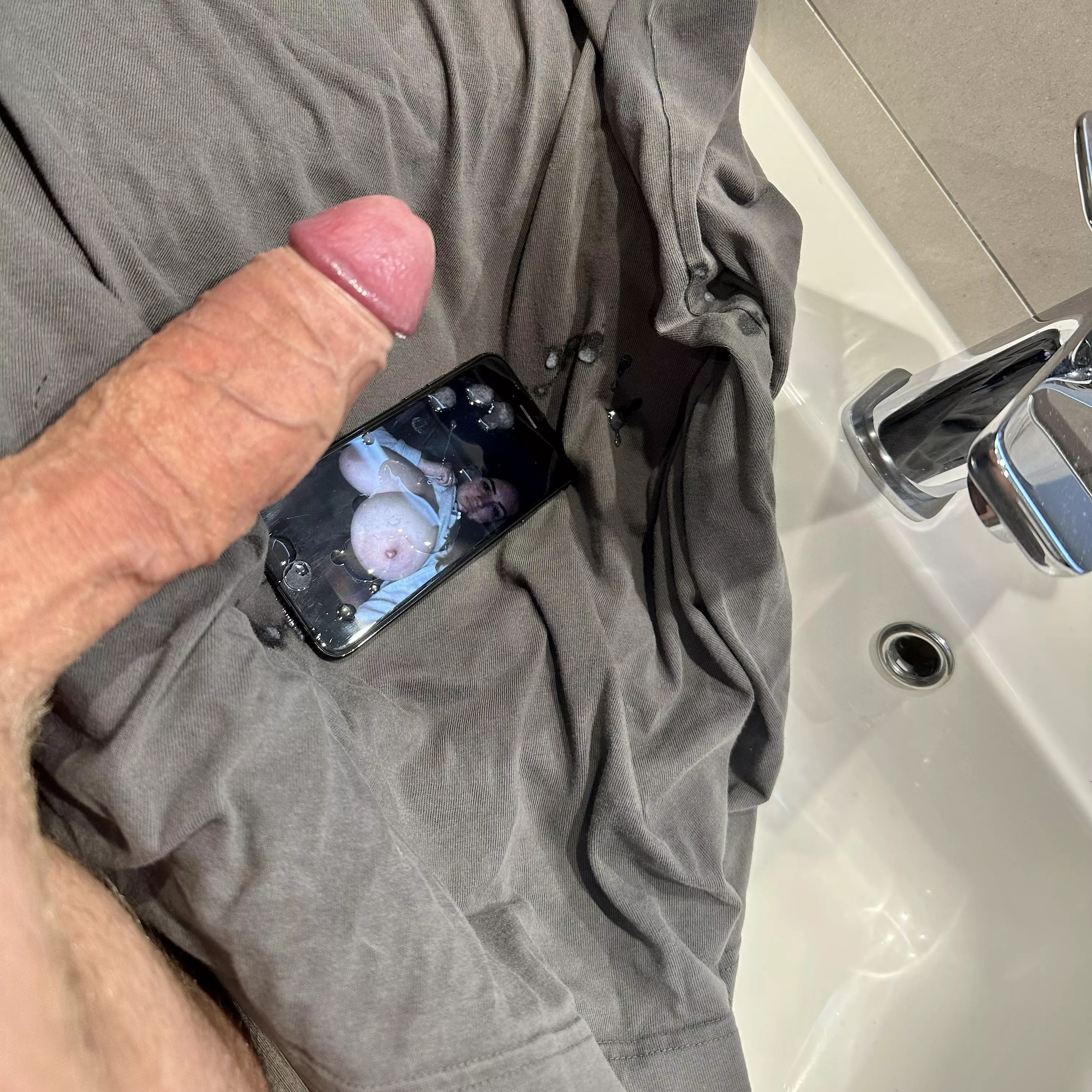 Showing some appreciation for a fan’s girl. Video going up on my link 💦