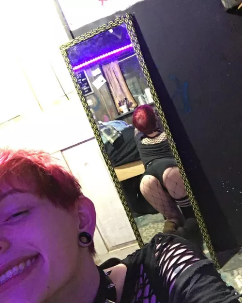 this emo boy wants to be destroyed pls😁