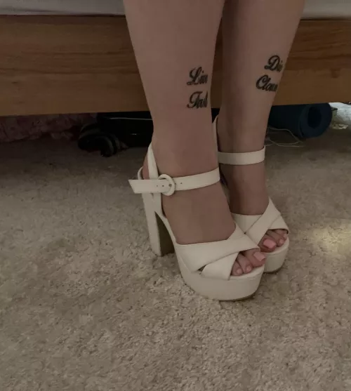 Today’s heel choice 👠🤍