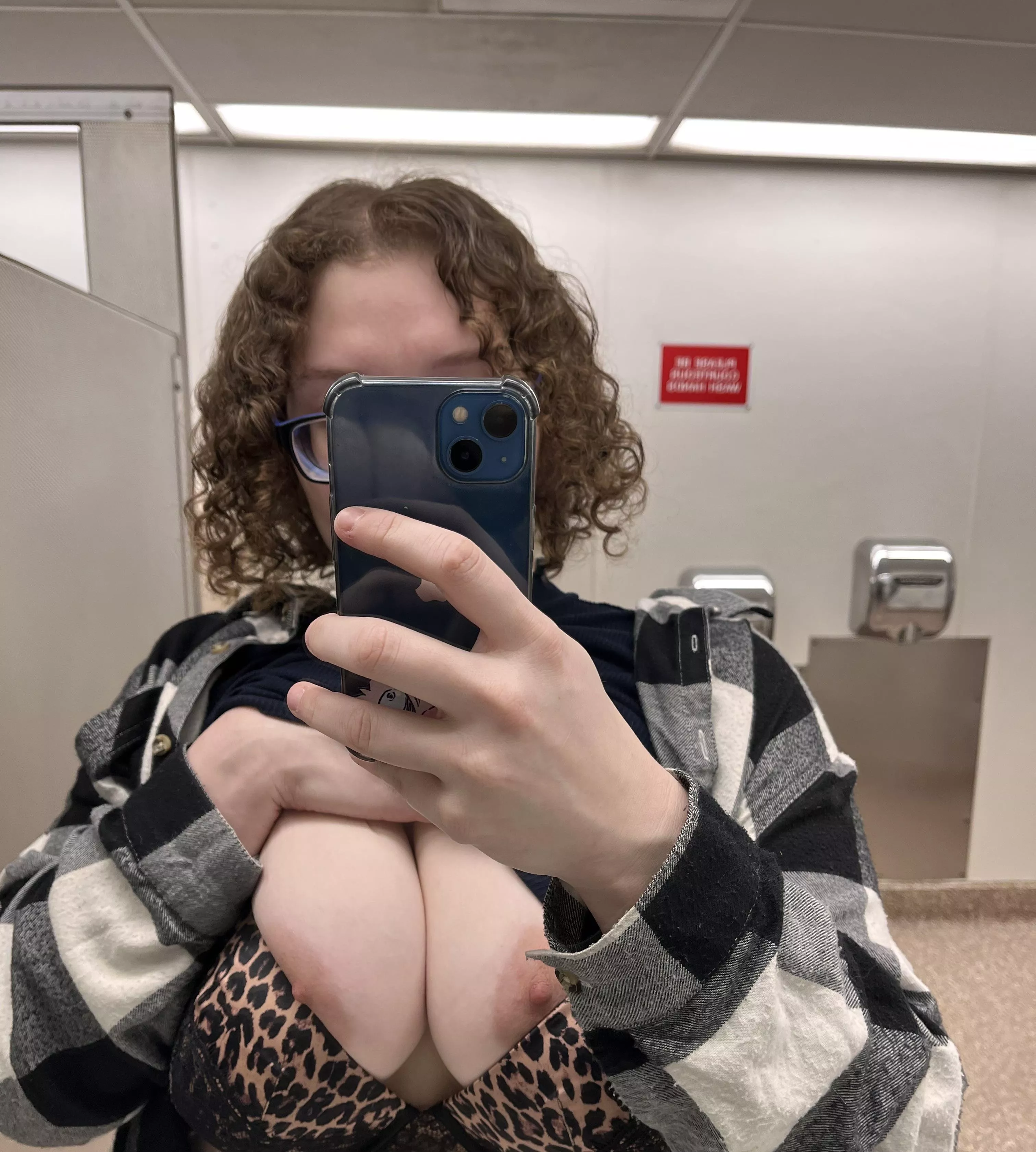 WinCo the other night, someone walked in right after 😳😳