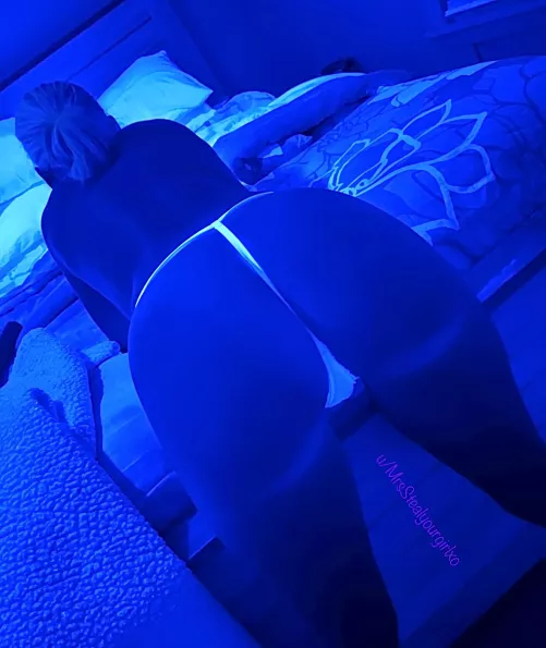 Black light, white thongs, and a Milf… (46F) 💜