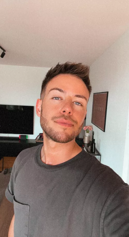 Bored at work 🙃 Who’s up for a chat ?!