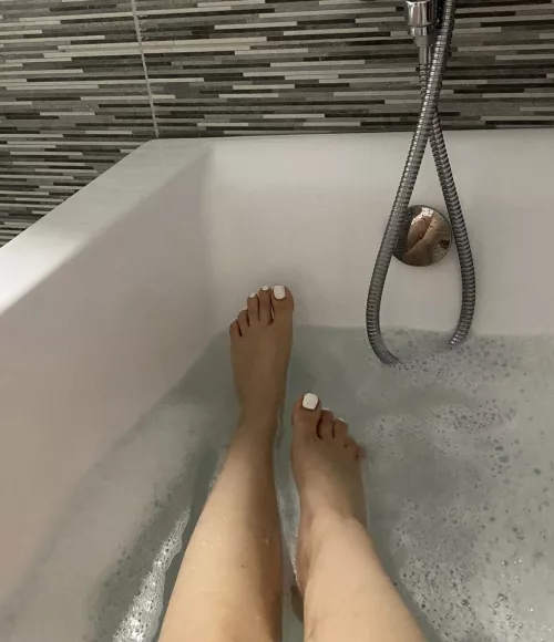 Can you cum on my long white toes? 💕