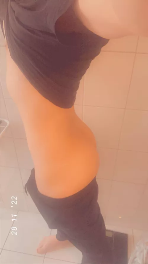 First time sharing an actual nude please be nice I’m nervous ahhhh