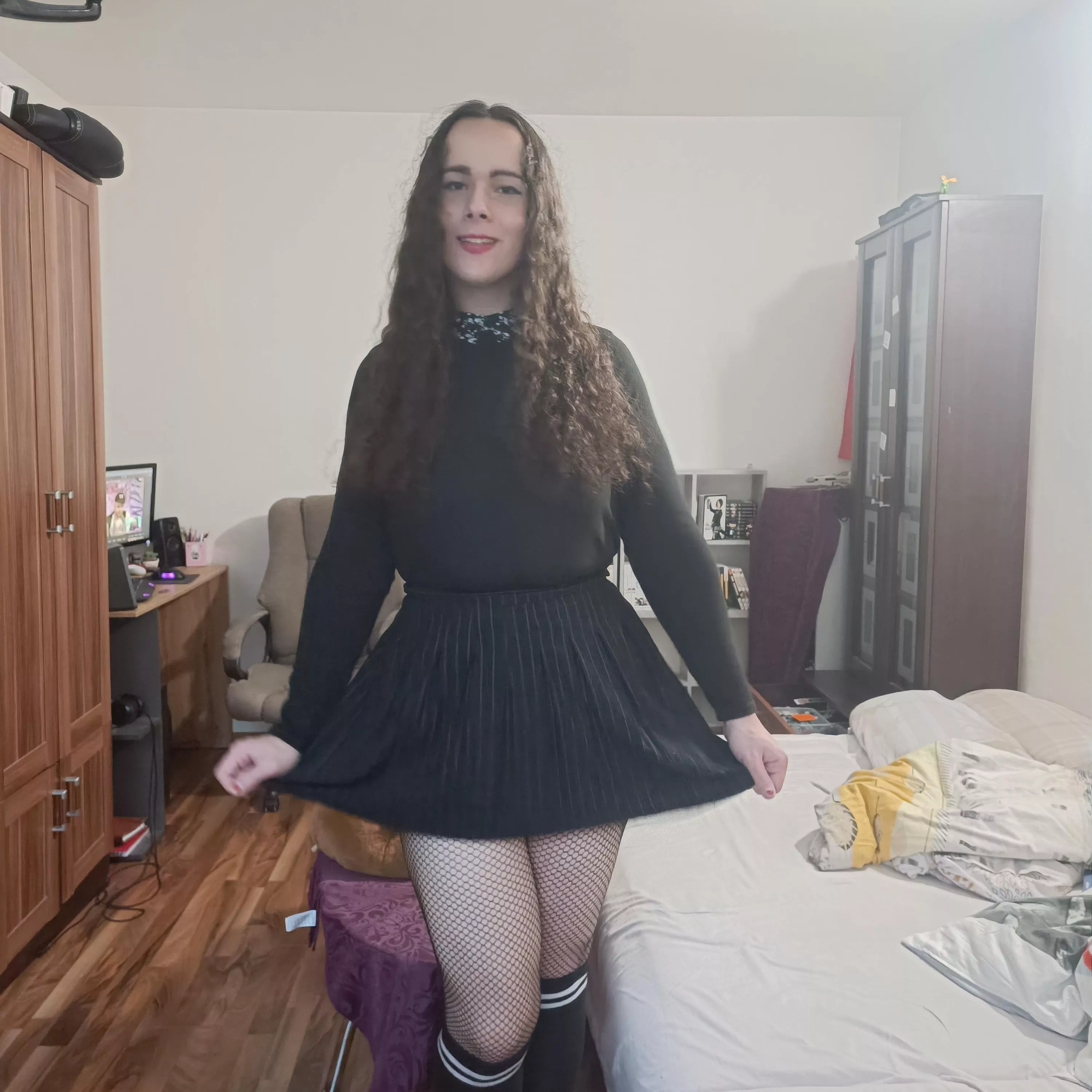 Happy Femboy Fridayyy ! anyone want to cuddle ?