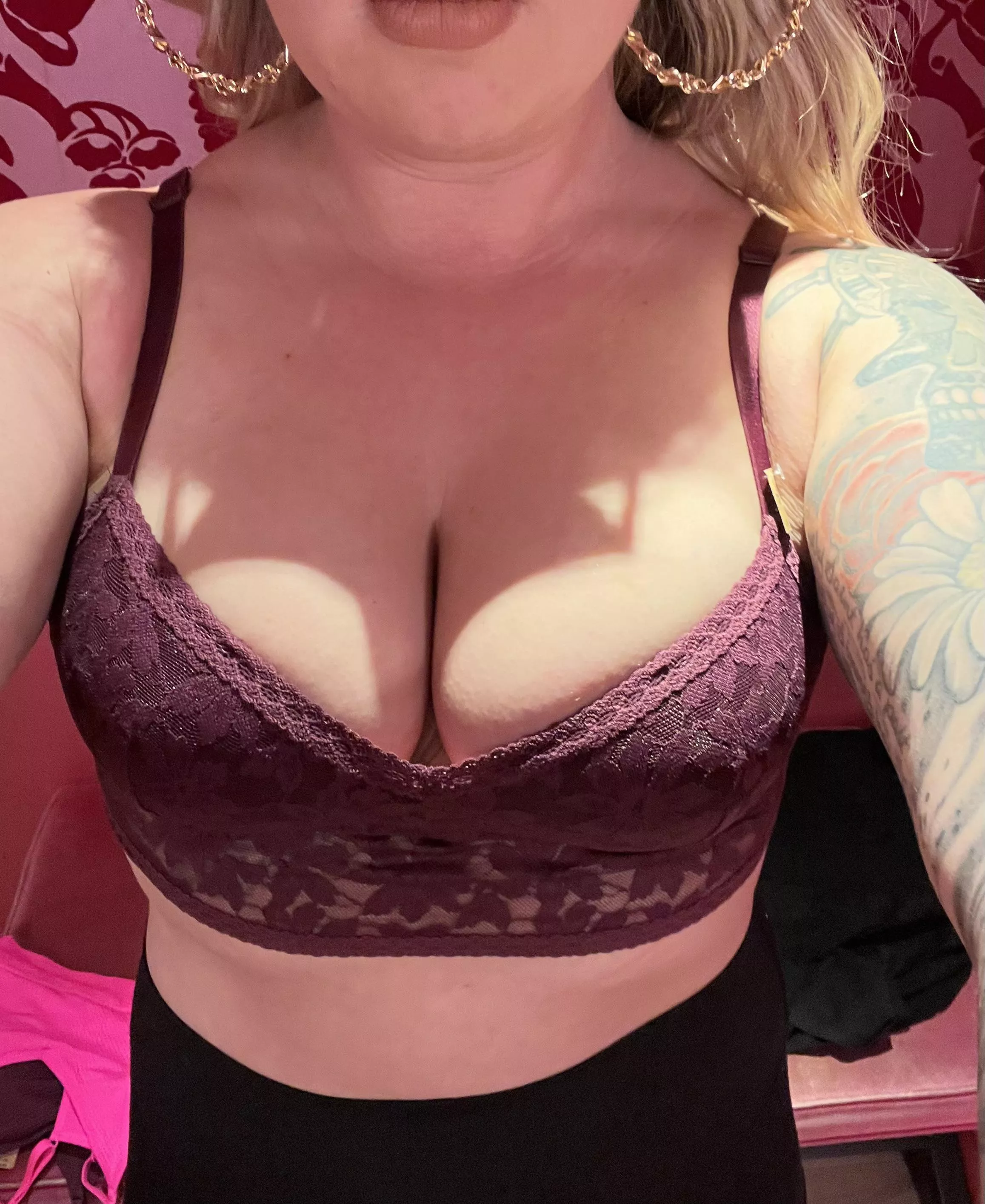 I like to show off a bit when it’s girls night out! Maybe someone will buy me some drinks and have some fun😏😉