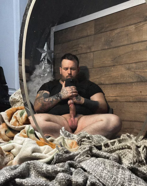 Late night relaxing. Wanna join in ?