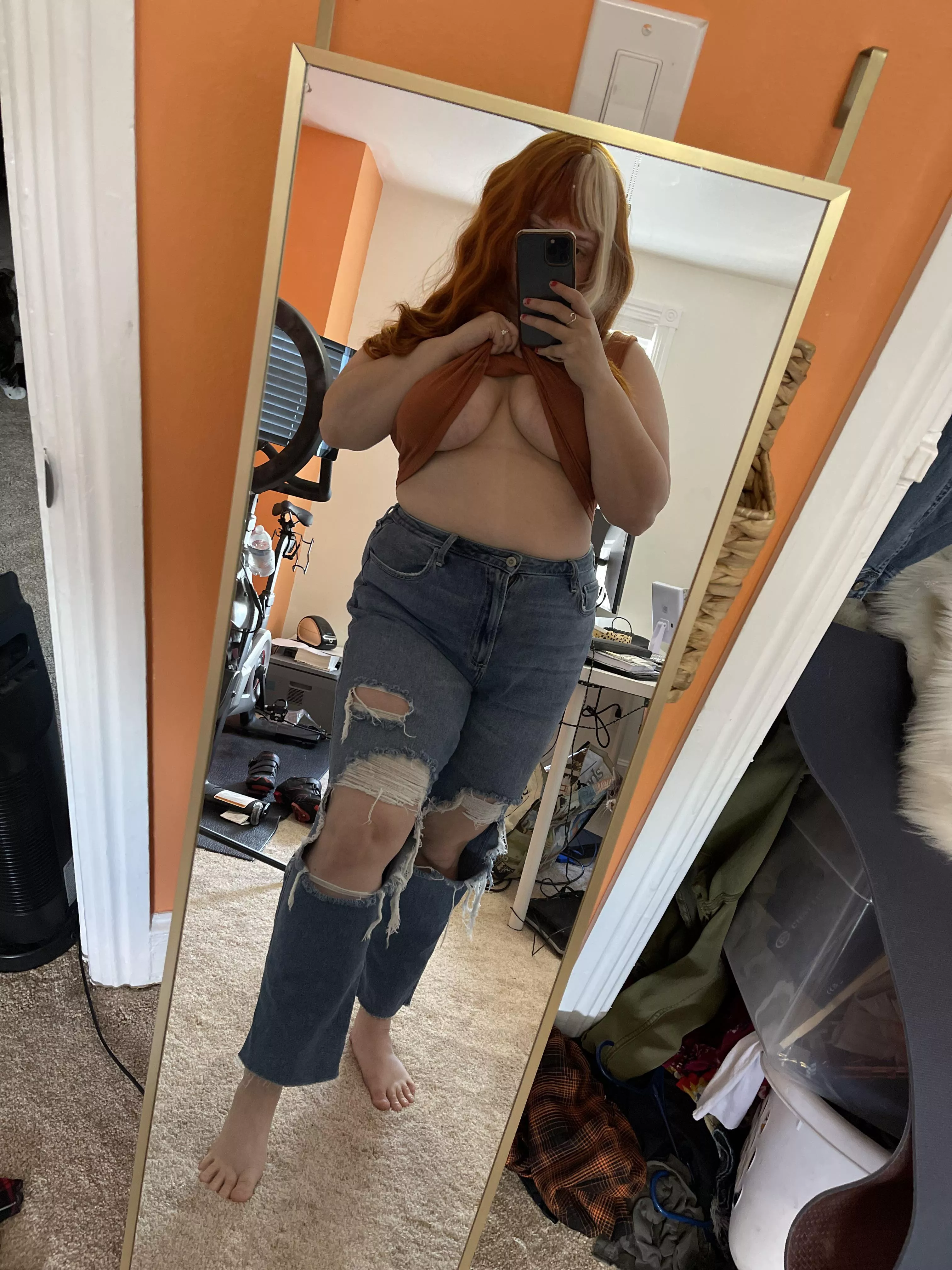 Loose crop tops make for easy boob flashes.