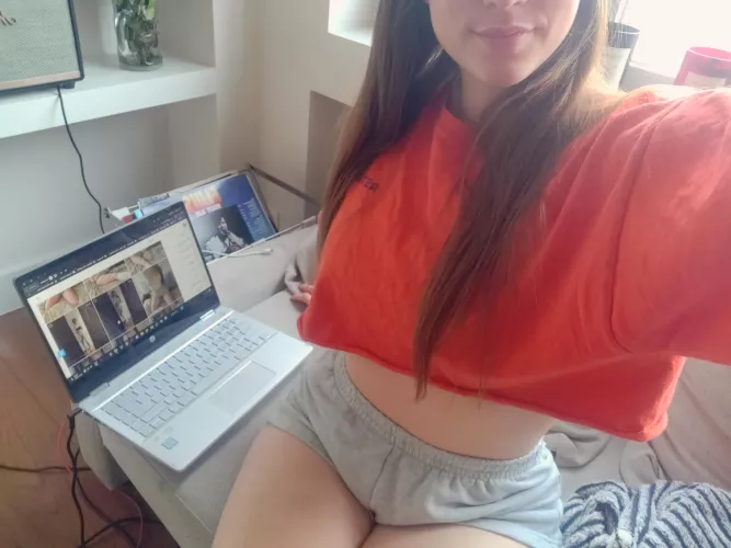 nothing more comfy than shorts and a cropped tee 😋 [f]