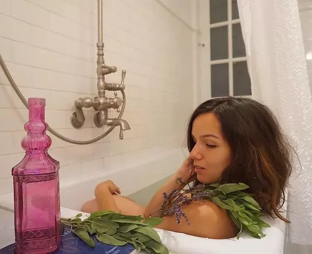 Shae Summers photo from her website, Surrenderandevolve.com