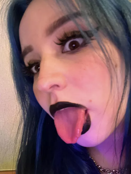 Shy goth gone wild😳