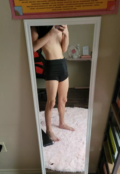 The morning wood peeping through the spandex 🫣🫣