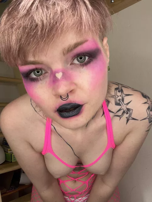 you seemed to like my makeup, so here is a closer look. no worries, I still show my boobs