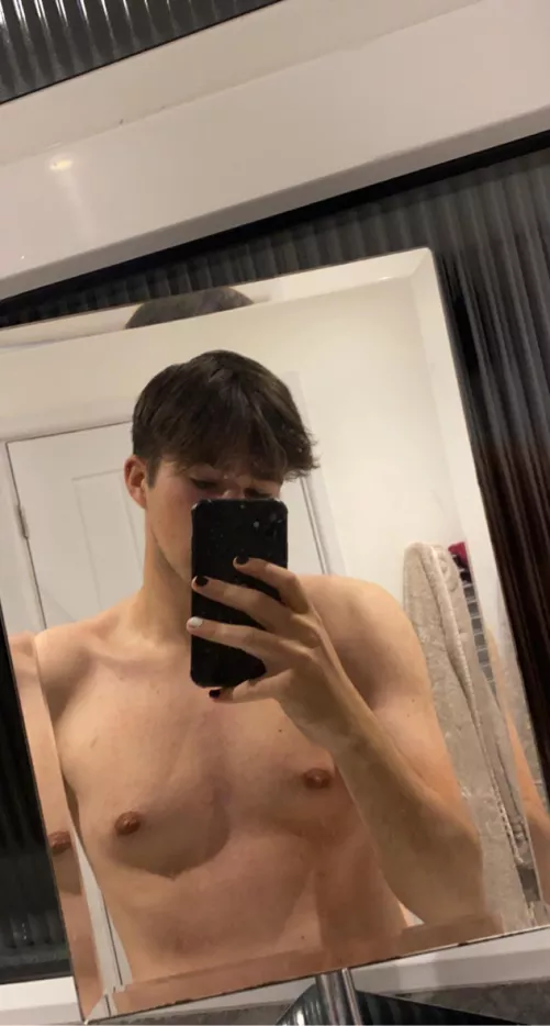 22 m uk looking for femboy or bottom or hung twink sc:j224363