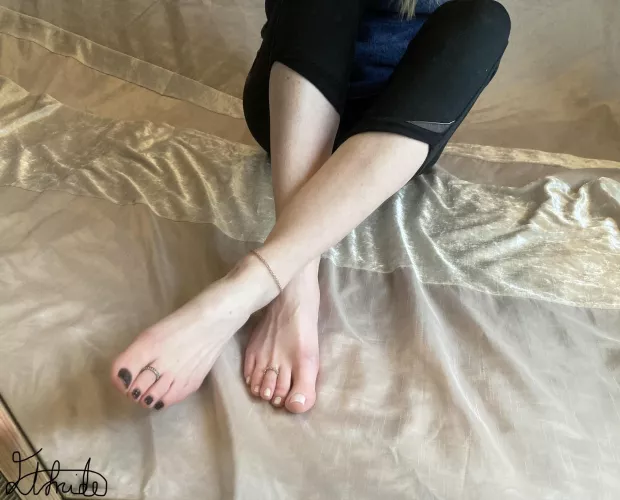 A change of pedi colour 🖤 like my dark side?