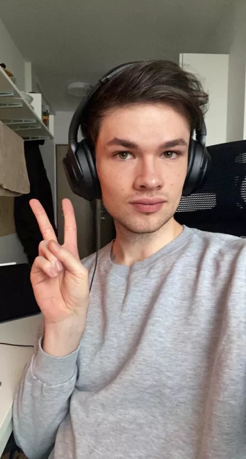 Feels weird not having shaved for a couple of days. I can feel my twink status fading away. 😂