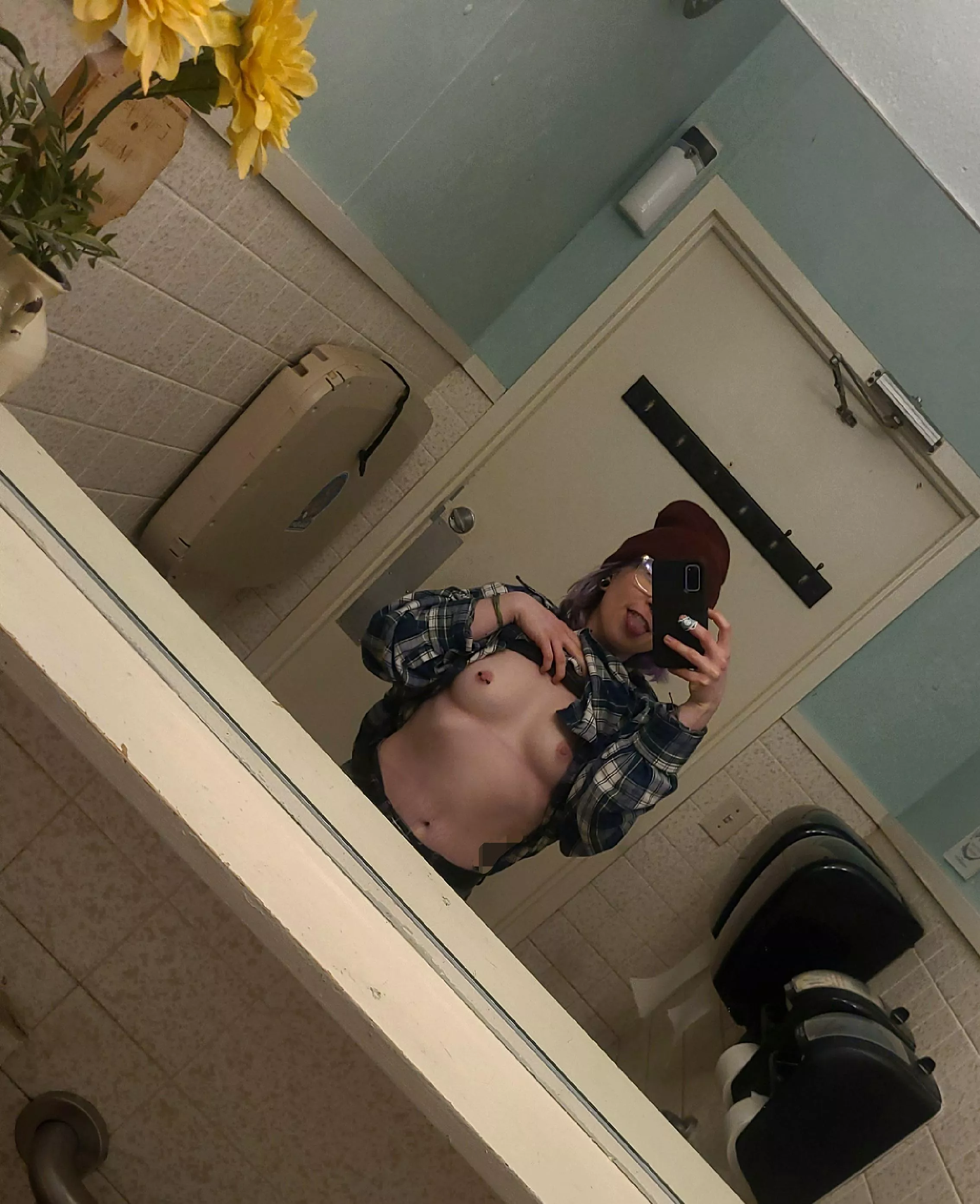 hoping someone at the bar walks in on me like this😋