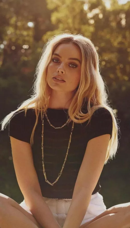 I'd love to be dominated by Margot Robbie or Elizabeth Olsen, can anyone rp or give me joi as them?