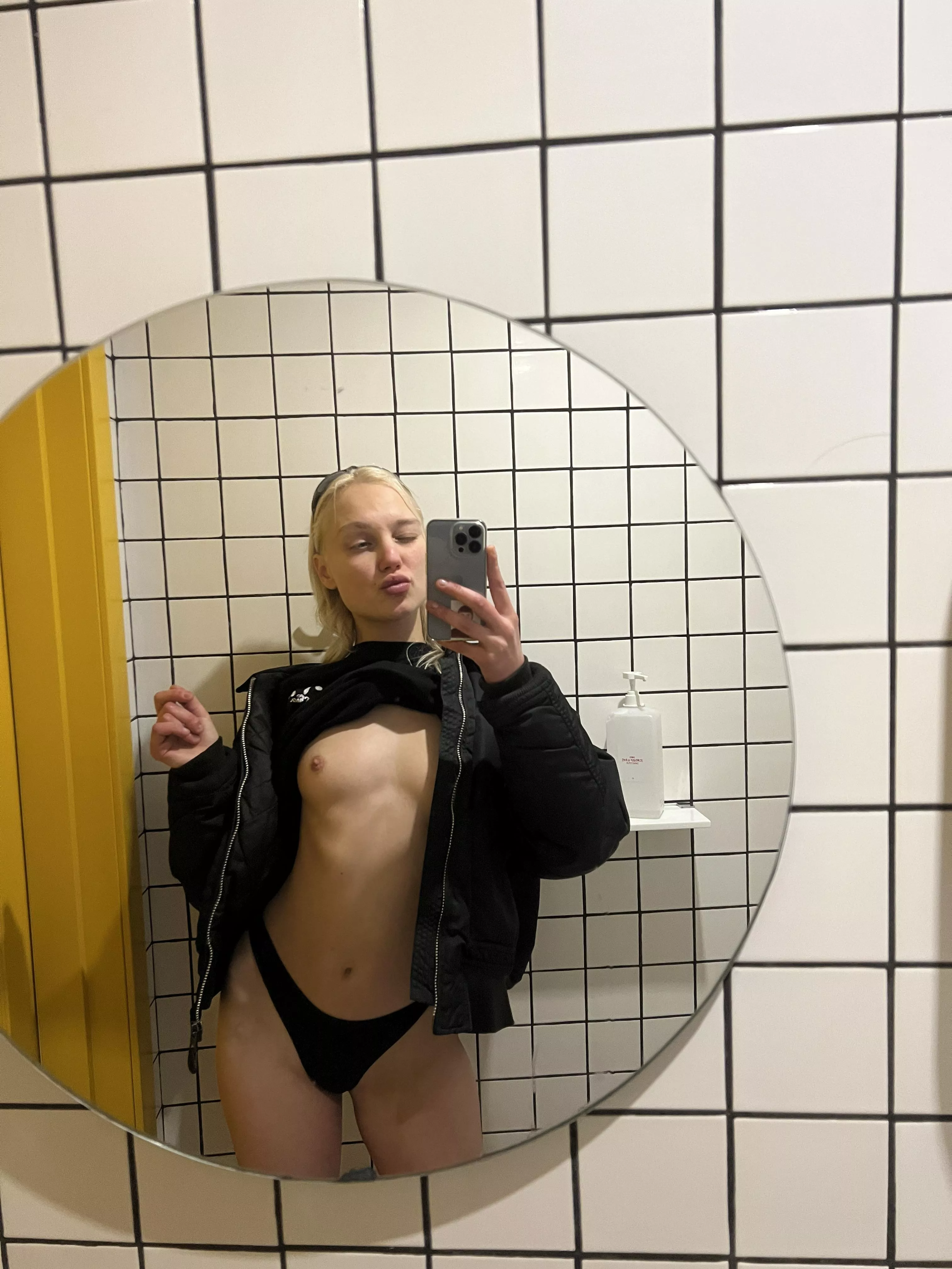 Morning titties to start off your day 😋😚