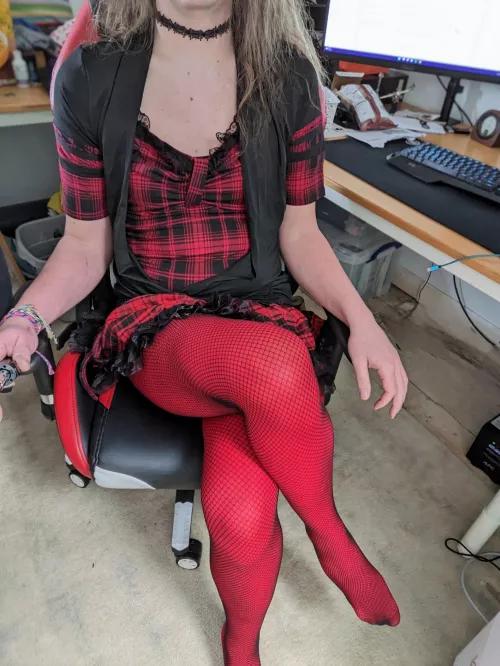 Someone want to help me with my college assignment? Or provide a pleasant distraction 😍🥰