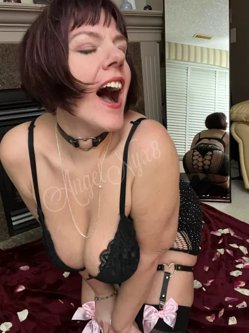 Spicy 39yo mamma giving you views of the front and back all in one pic! 😜 Ass or mouth?😈