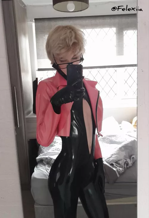 Wanna worship my tummy?~