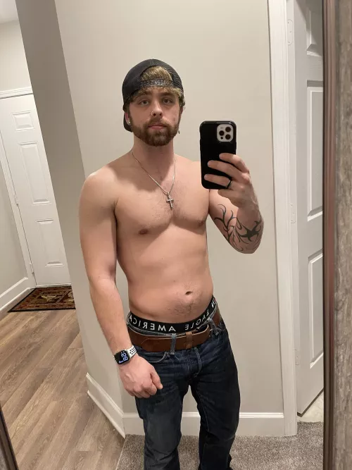 2023 has been good to me so far π₯³ Late night selfie in my new apartment π