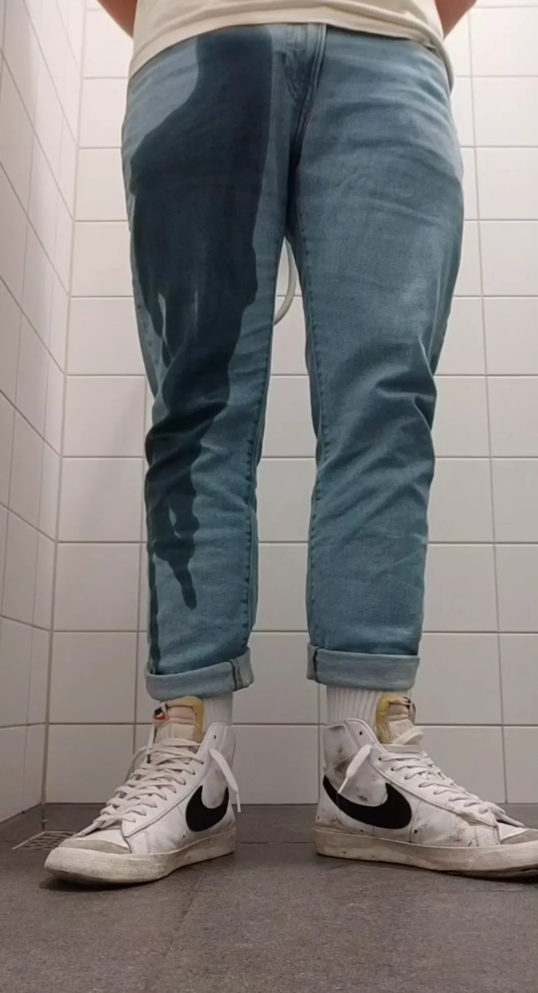 [23] Text me if you're around my age and if you love to piss yourself too