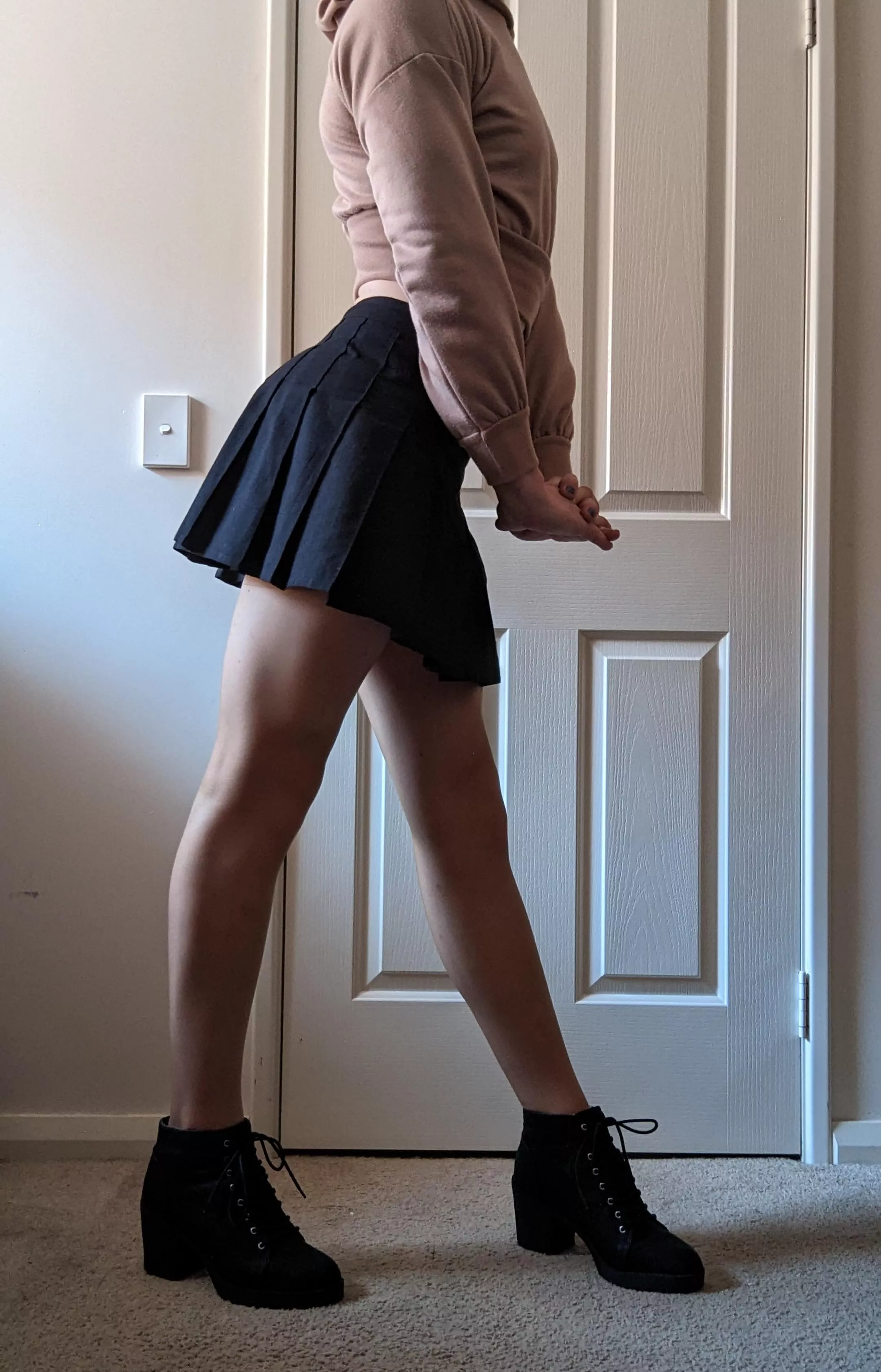 bestie lent me her crop hoodie, does it work with this outfit?