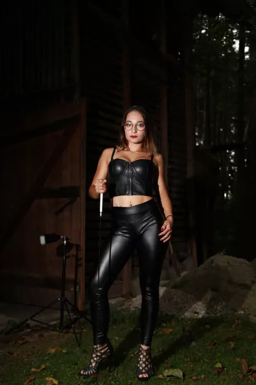 Can’t go wrong with tight black leggings [20f]