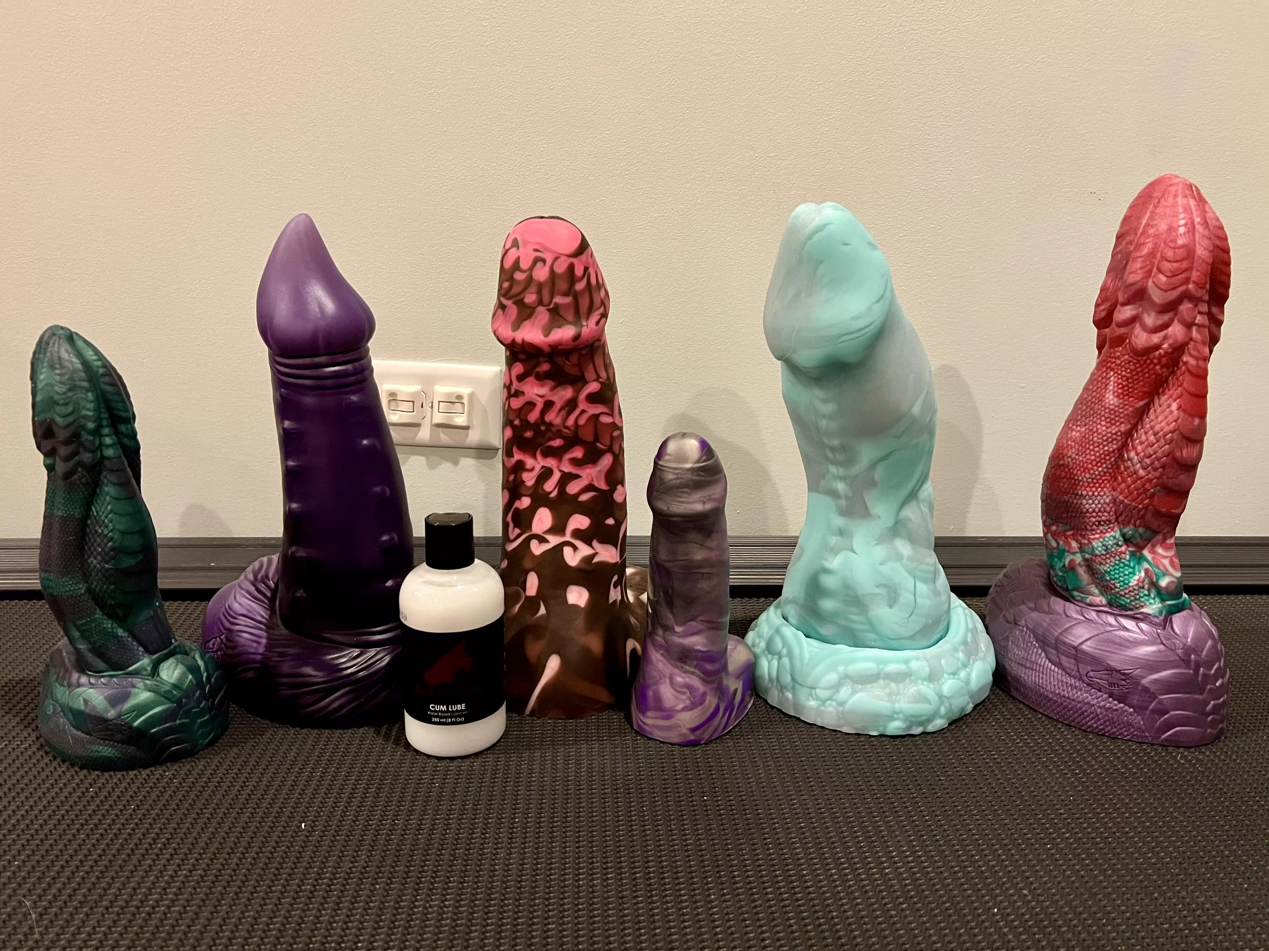 Here’s 24 lbs of dildos! 😂❤️ M Orochi, L Demon Dick, L Archer, S Archer, XL Nox, XL Orochi Here’s 24 lbs of dildos! 😂❤️ M Orochi, L Demon Dick, L Archer, S Archer, XL Nox, XL Orochi