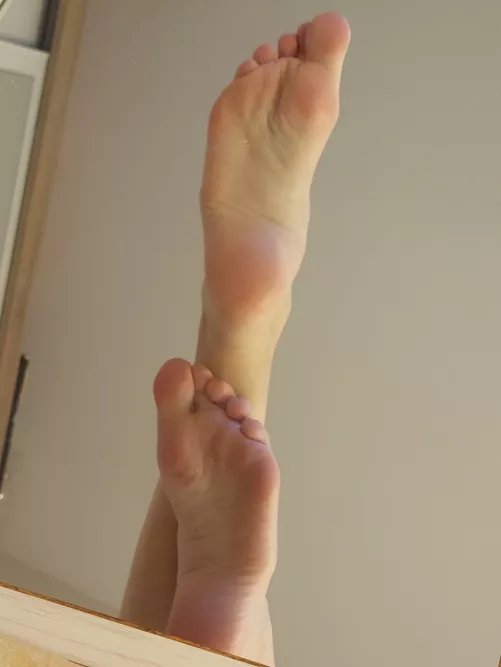 Horny feet, horny me.. who's gonna help out?