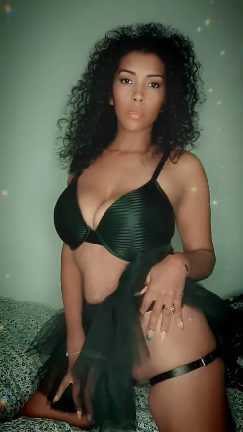 I feel like q queen in this dress