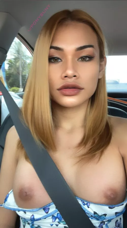 Im feeling hot. 🥵 Should we play in the car together? 😜