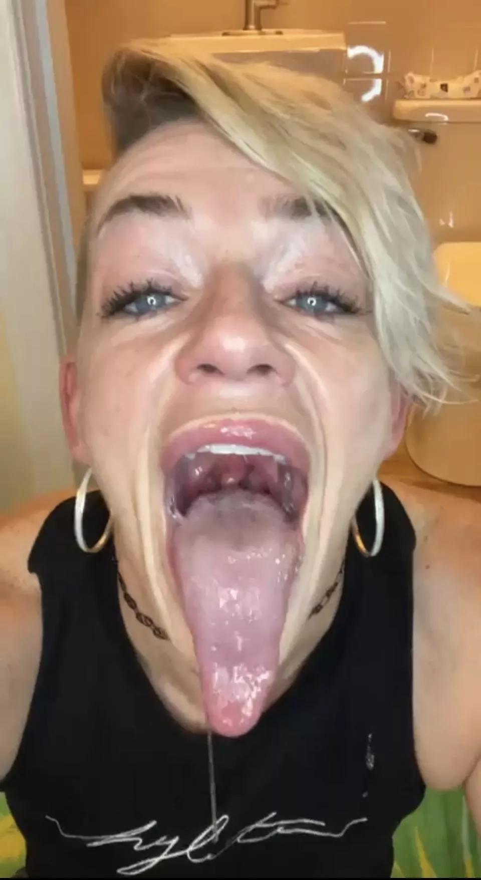 Just hand my hand down my throat [oc]