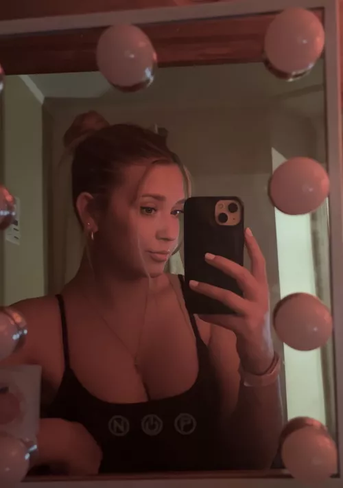 Low cut tank top [IUTR]