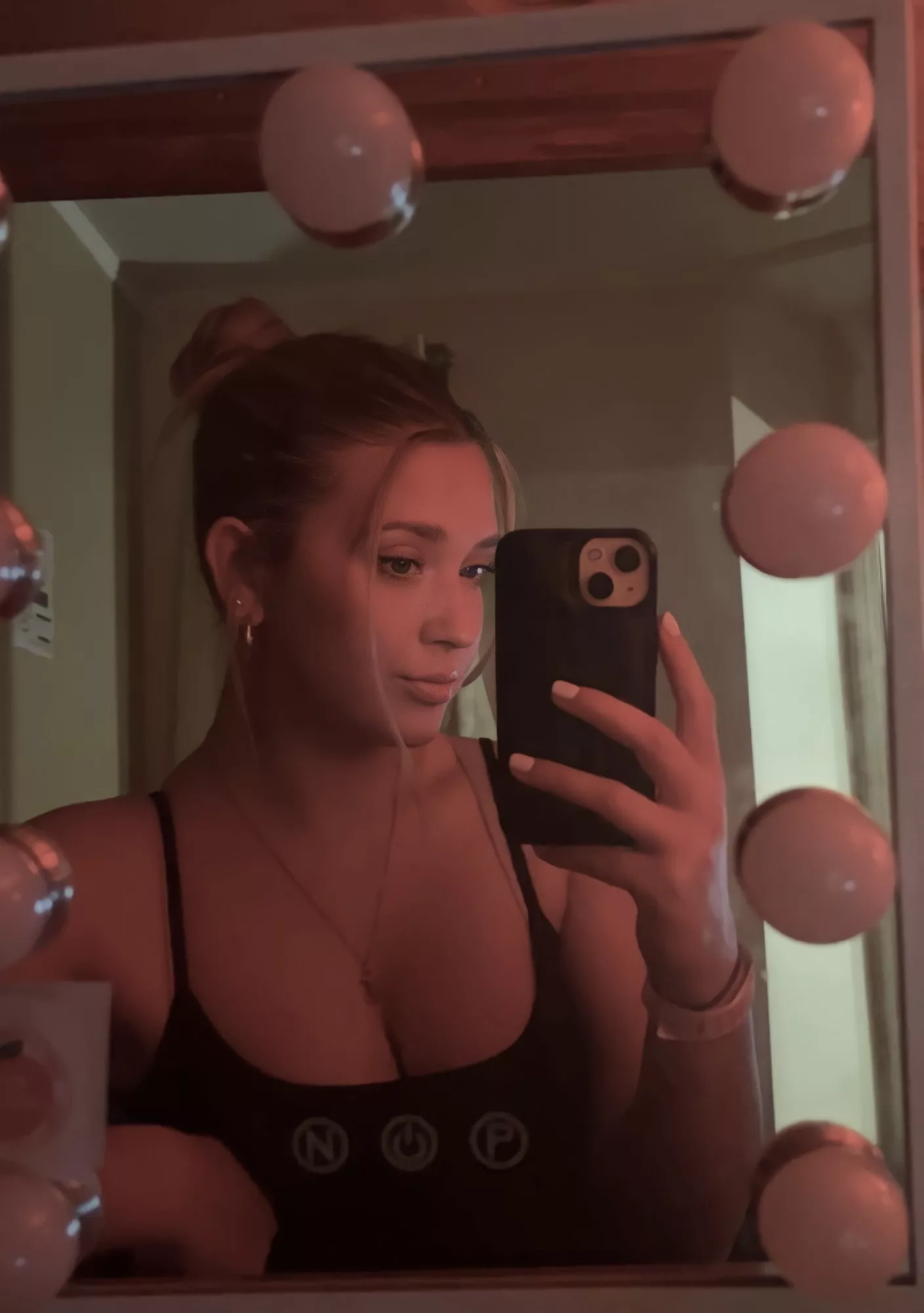 Low cut tank top [IUTR]