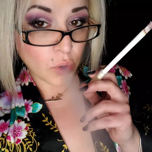 Wishing you all a Smokey Sunday 🚬👑💋💨