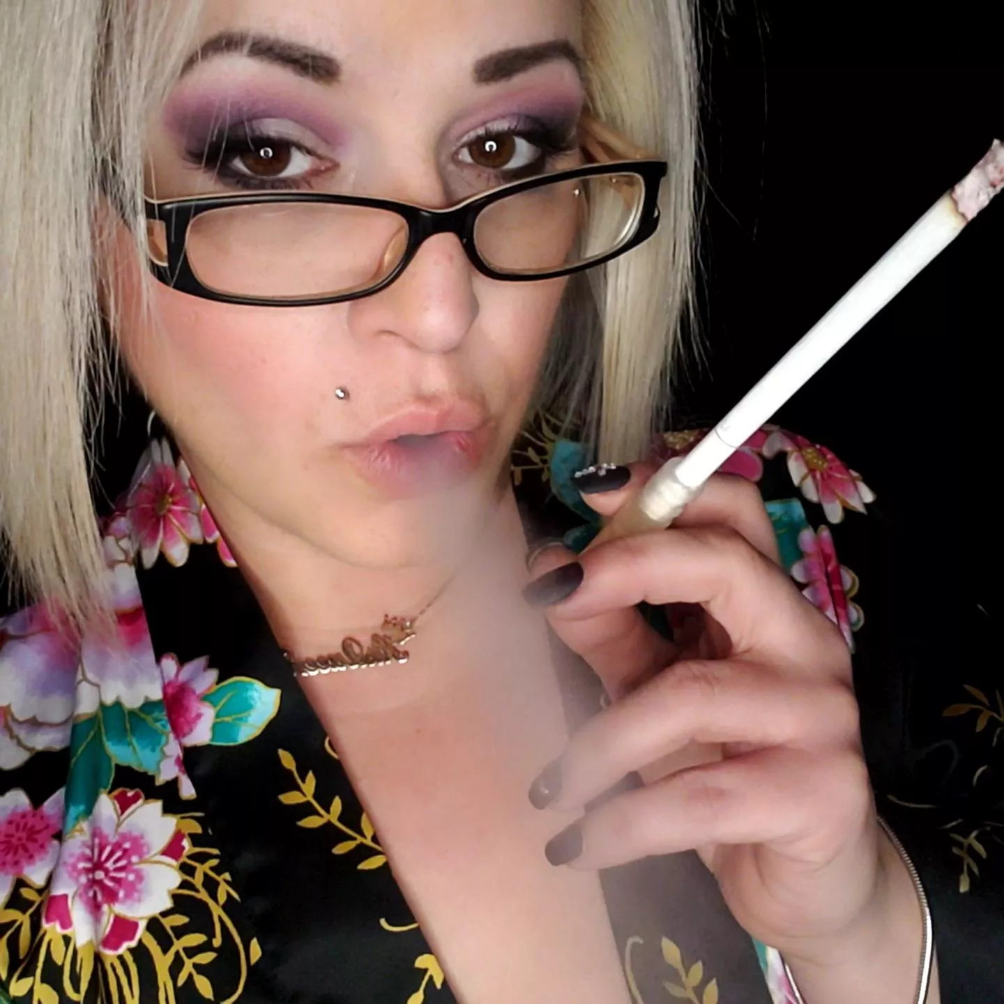 Wishing you all a Smokey Sunday 🚬👑💋💨