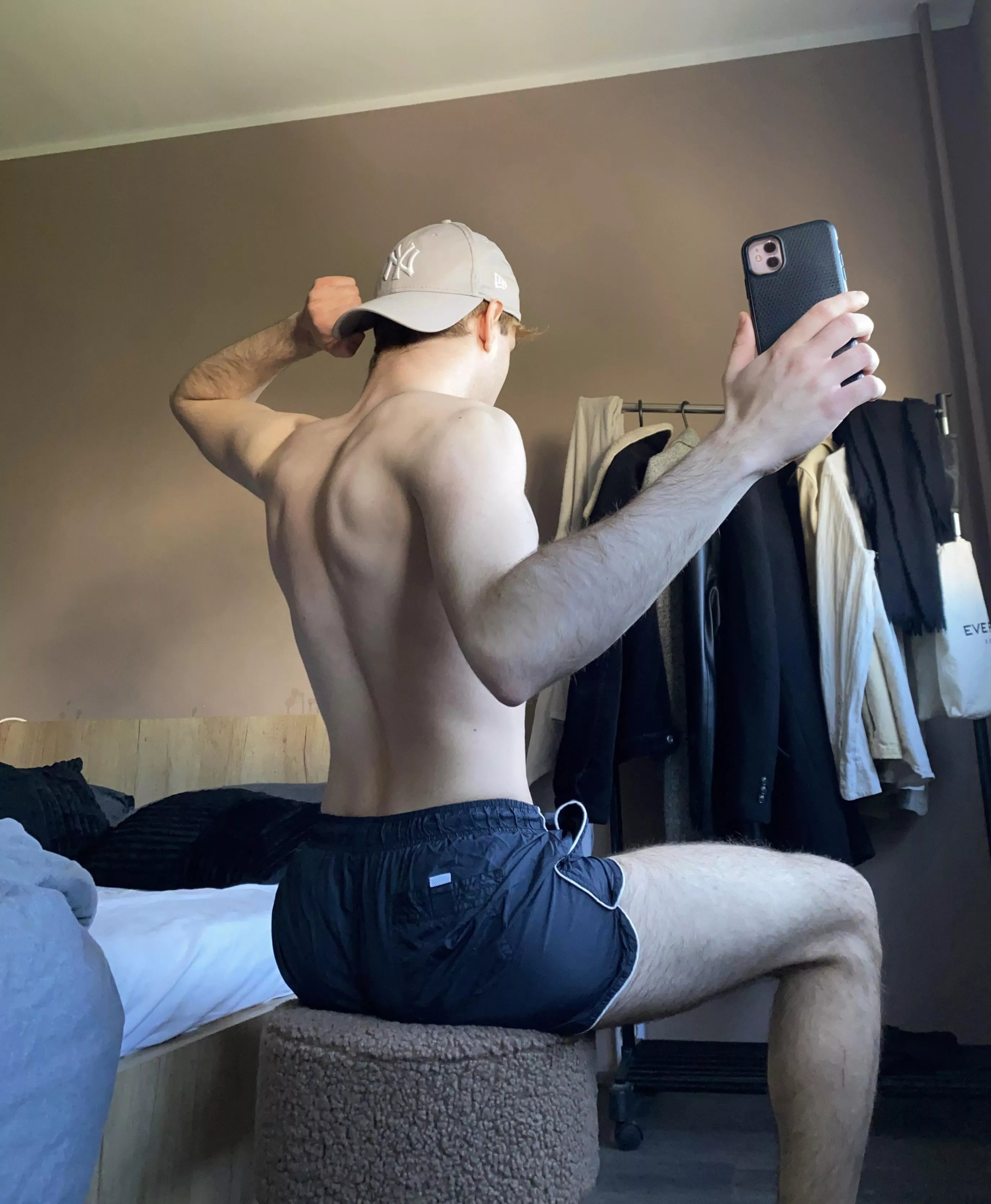 19 curious Comment what would you do if you seen this in yoou room when you wake up at morning?😈