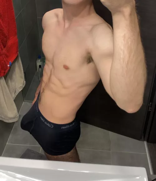 19 curious Comment what would you do if you seen this in yoou room when you wake up at morning?😈