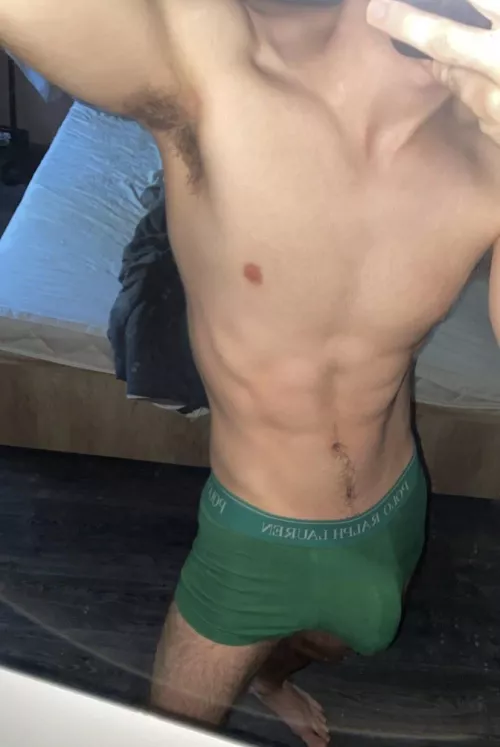 19 curious Comment what would you do if you seen this in yoou room when you wake up at morning?😈