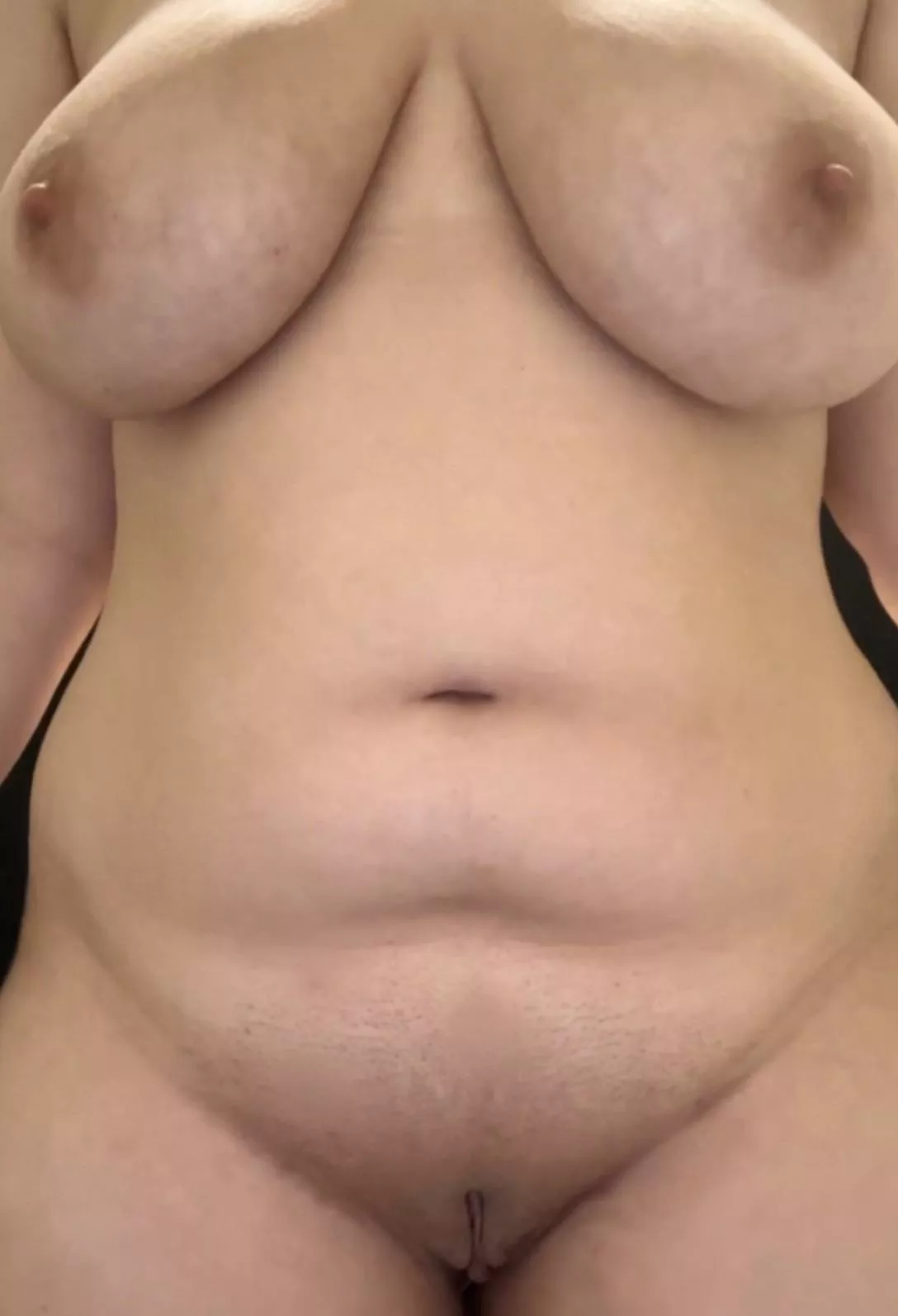 23, 200lbs, 5’8 Just a normal nude! Be nice!