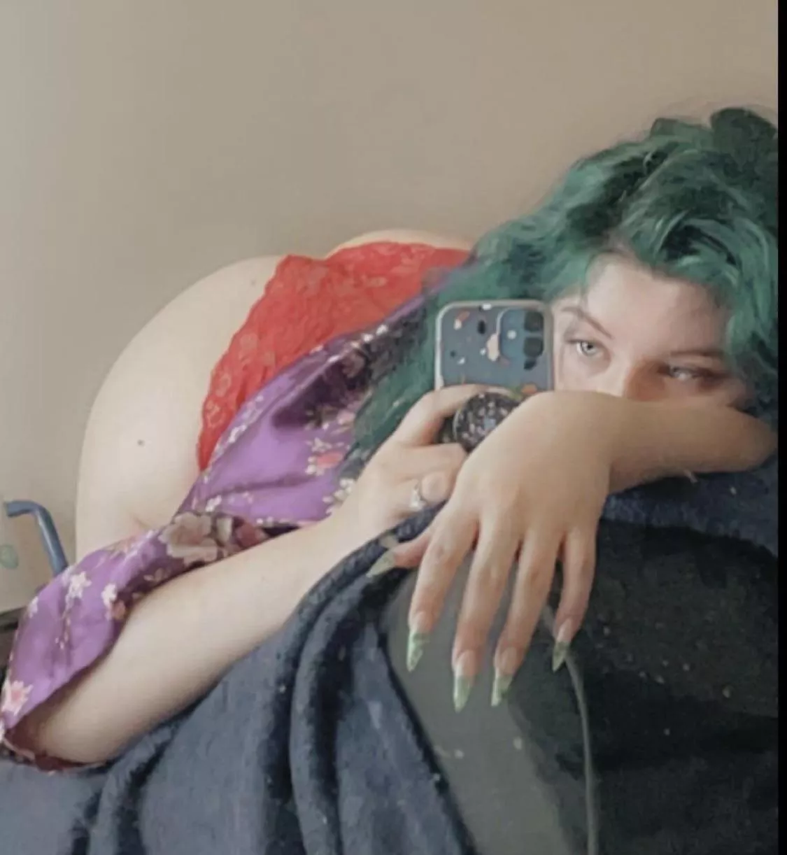 Could really scratch your back up while you’re making me moan 🫦