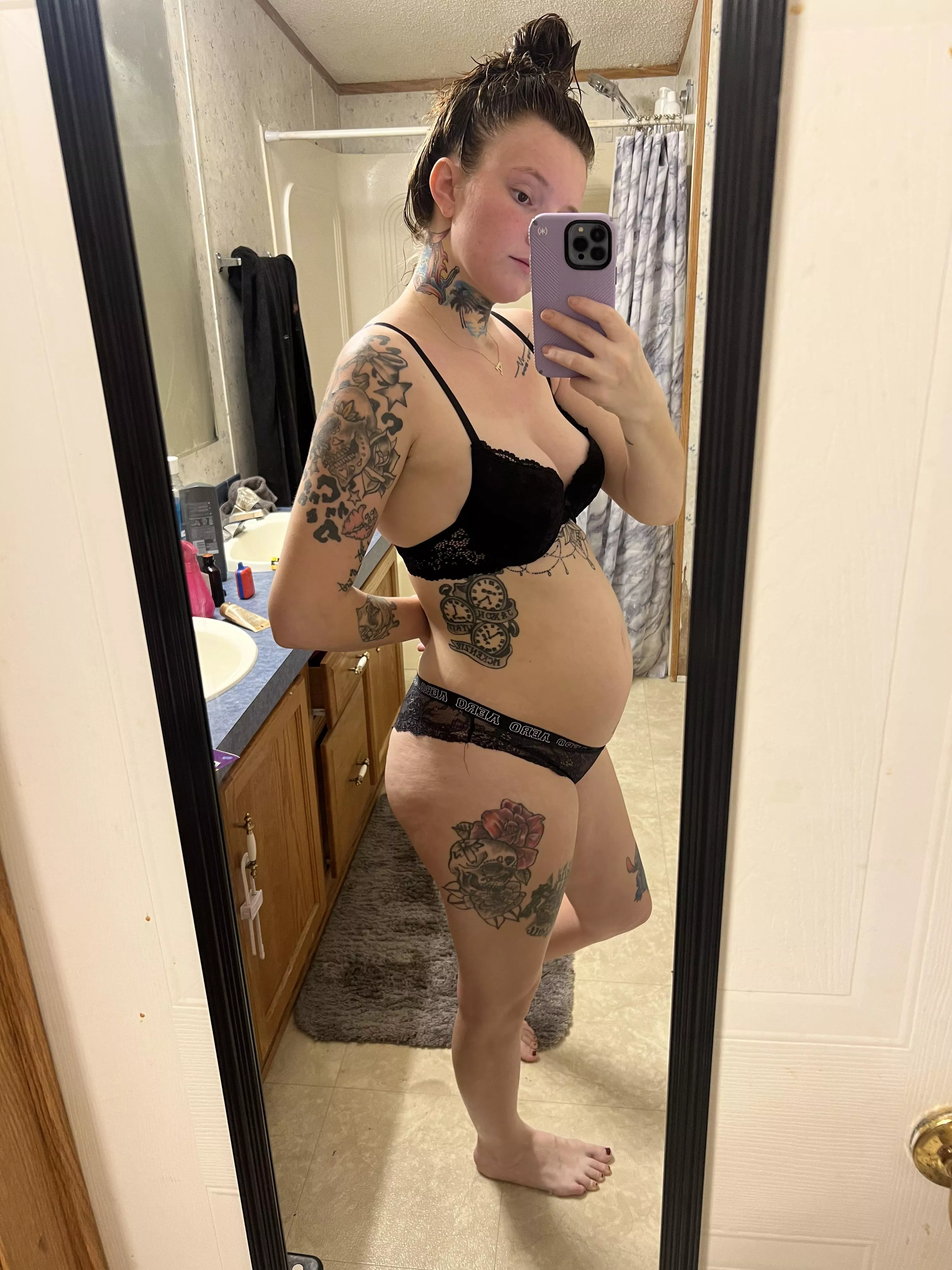 (F) 21 weeks pregnant. Rate my body 1-10. Be honest!!!!
