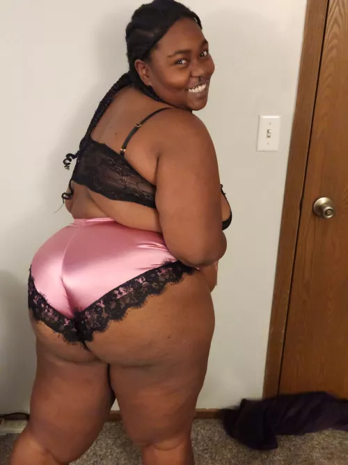 I don't think you're ready for this 'Cause my body too bootylicious for ya, babe 🎵🎵