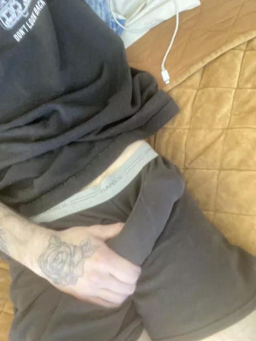 Ignore that thicc object and pay attention to my Hanes