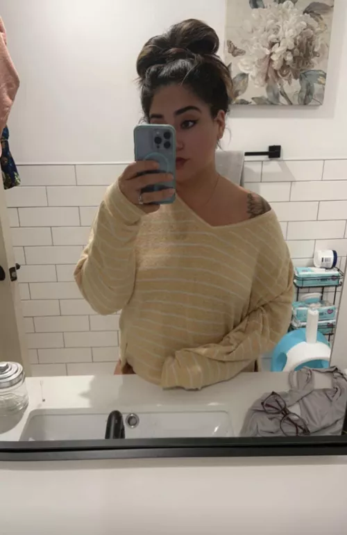 I’m not wearing a bra and hubby knows lmk if youre interested 😘😋