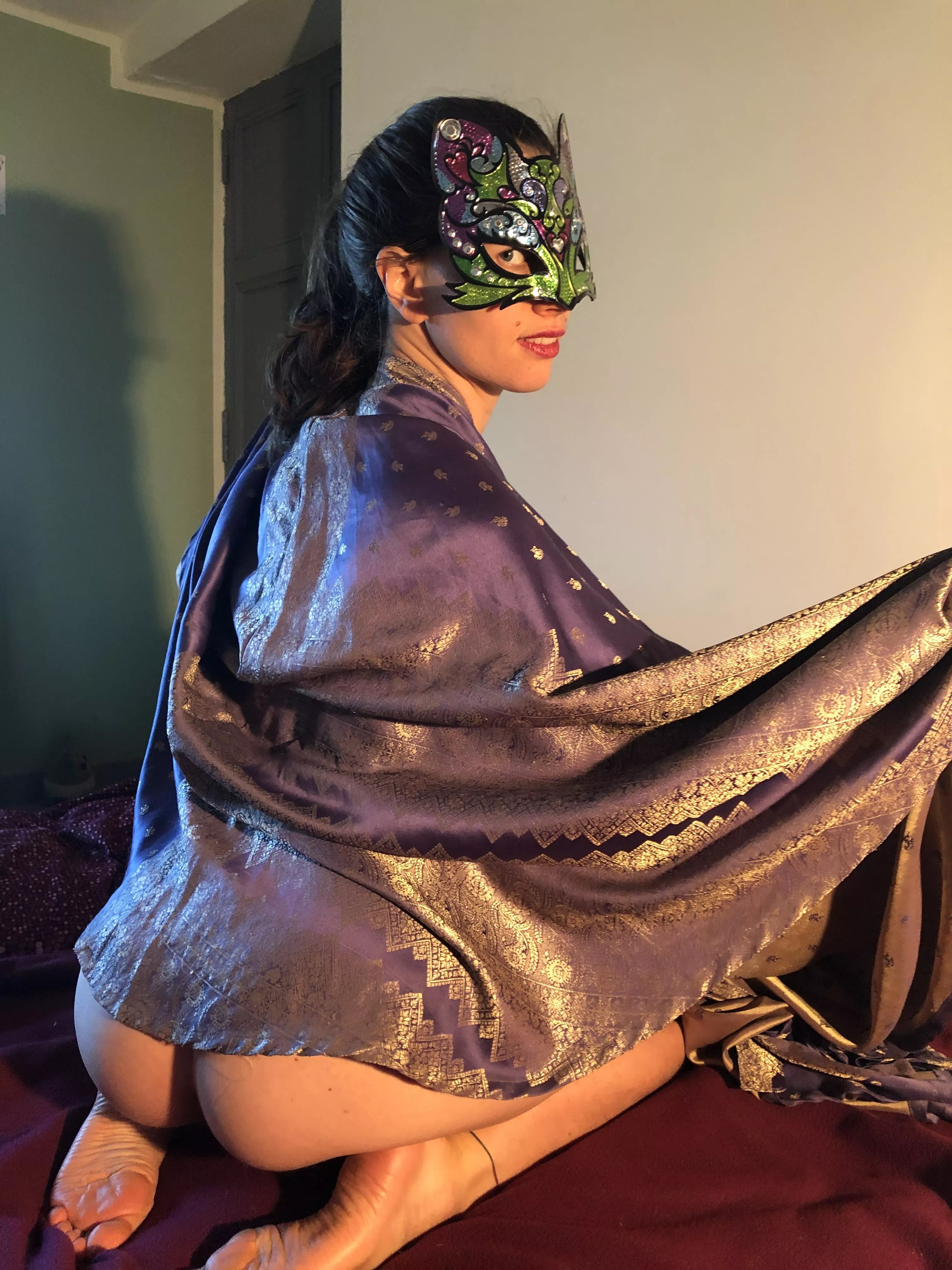 Maybe there is somebody behind my mantle ...